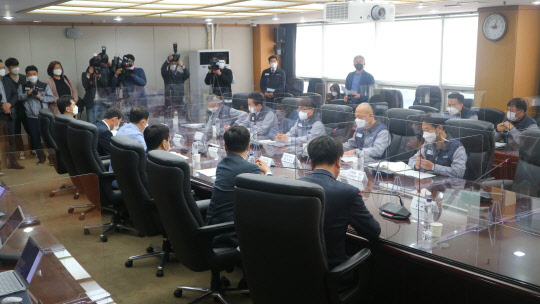 21일 쌍용자동차 평택공장에서 열린 쌍용자동차 기업 회생 및 민생안정 대책 협의에 참석한 참석자들이 회의를 하고 있는 모습. <이상현 기자>